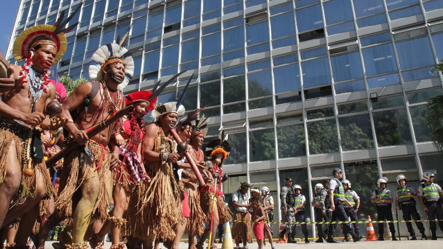 Índios realizam uma passeata em Brasília